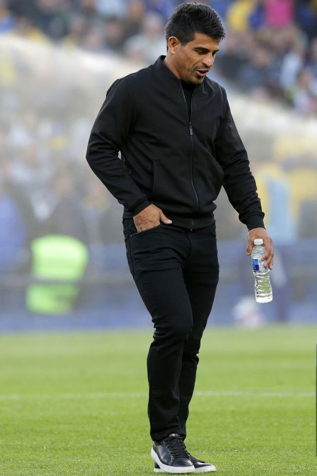 Hugo Ibarra (Photo by Daniel Jayo/Getty Images) Un allenatore in piedi e l’altro seduto, è già Boca-River: Superclasico partita della vita- immagine 2