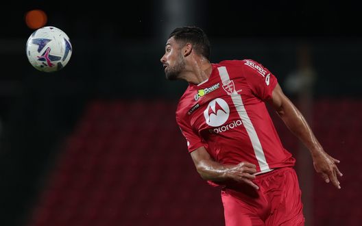 MONZA, ITALY - AUGUST 13: Pablo Mari of AC Monza jumps for the ball during the Serie A match between AC Monza and Torino FC at Stadio Brianteo on August 13, 2022 in Monza, Italy. (Photo by Emilio Andreoli/Getty Images) Monza: Pablo Marì torna ad allenarsi dopo l’aggressione- immagine 2