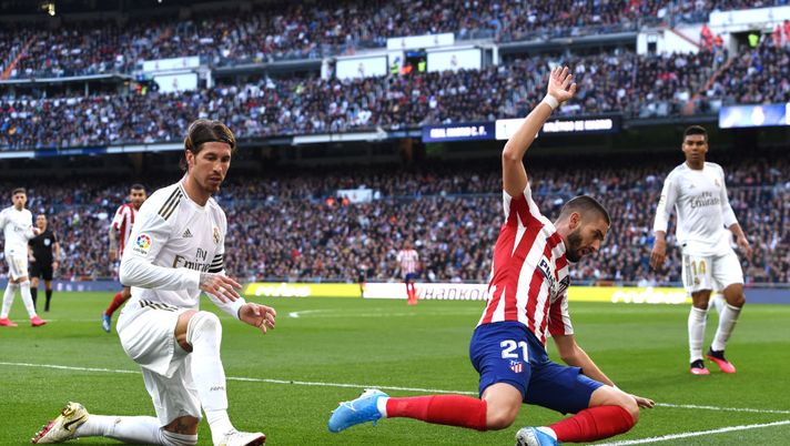 MADRID, SPAIN - FEBRUARY 01: Yannick Carrasco of Atletico Madrid is challenged by Sergio Ramos of Real Madrid during the La Liga match between Real Madrid CF and Club Atletico de Madrid at Estadio Santiago Bernabeu on February 01, 2020 in Madrid, Spain. (Photo by Denis Doyle/Getty Images) MADRID, SPAIN - FEBRUARY 01: Yannick Carrasco of Atletico Madrid is challenged by Sergio Ramos of Real Madrid during the La Liga match between Real Madrid CF and Club Atletico de Madrid at Estadio Santiago Bernabeu on February 01, 2020 in Madrid, Spain. (Photo by Denis Doyle/Getty Images)