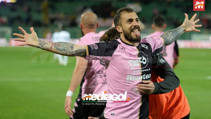 Calciomercato Palermo, Valente pronto a restare: l’esterno rinnova fino al 2023 Calciomercato Palermo, Valente pronto a restare: l’esterno rinnova fino al 2023 - immagine 1
