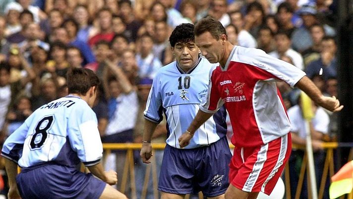 Christo Stoichkov (L) moves the ball before Javier Zanetti (L) and Diego Maradona (C) 10 November 2001 at "La Bombonera" stadium of the Club Atlético Boca Juniors in Bunos Aires. Maradona was honored by a huge crowd before a match between the Argentine national team and a combined selection of active players and retired all stars. AFP PHOTO/Ali BURAFI (Photo credit should read ALI BURAFI/AFP via Getty Images) Stoichkov non si perdona la morte di Maradona: “Mi sento in colpa, dovevo allontanarlo dai suoi avvoltoi” - immagine 1