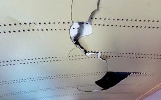 Danni al soffitto del treno che ha portato i tifosi dell'Amburgo ad Hannover 