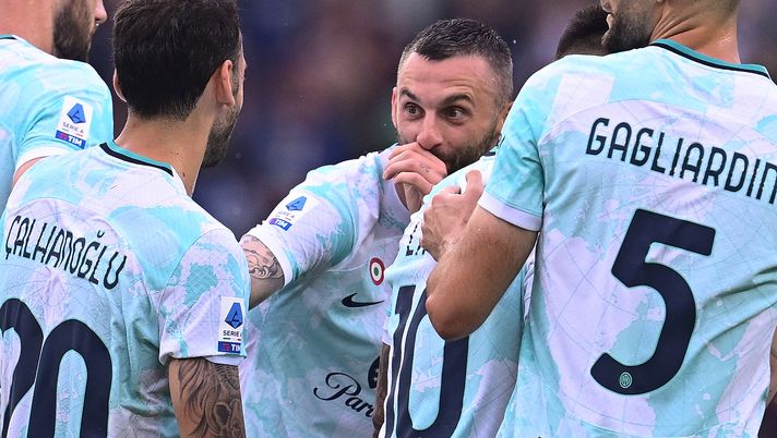 TURIN, ITALY - JUNE 03: Marcelo Brozovic of FC Internazionale celebrates with team-mates after scoring the team's first goal during the Serie A match between Torino FC and FC Internazionale at Stadio Olimpico di Torino on June 03, 2023 in Turin, Italy. (Photo by Mattia Ozbot - Inter/Inter via Getty Images) Torino-Inter 0-1, l’analisi del gol: Brozovic è solo e piega il guantone a Vanja- immagine 6