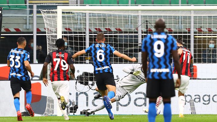 MILAN, ITALY - OCTOBER 17: Zlatan Ibrahimovic #11 of AC Milan scores the opening goal during the Serie A match between FC Internazionale and AC Milan at Stadio Giuseppe Meazza on October 17, 2020 in Milan, Italy. (Photo by Marco Luzzani/Getty Images) MILAN, ITALY - OCTOBER 17: Zlatan Ibrahimovic #11 of AC Milan scores the opening goal during the Serie A match between FC Internazionale and AC Milan at Stadio Giuseppe Meazza on October 17, 2020 in Milan, Italy. (Photo by Marco Luzzani/Getty Images)