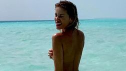 Alessia Marcuzzi sogna il mare e il teletrasporto. Ma i follower pensano al suo lato B