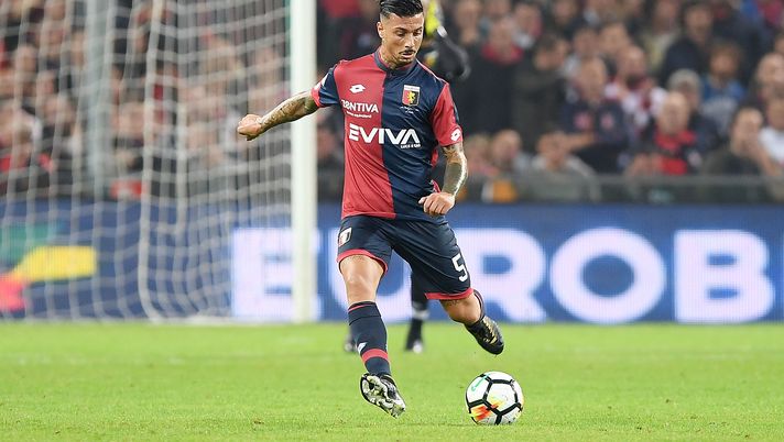 GENOA, ITALY - OCTOBER 25:  Armando Izzo of Genoa CFC in action during the Serie A match between Genoa CFC and SSC Napoli at Stadio Luigi Ferraris on October 25, 2017 in Genoa, Italy.  (Photo by Francesco Pecoraro/Getty Images) 