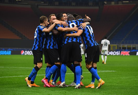 MILAN, ITALY - OCTOBER 21: Romelu Lukaku of FC Internazionale celebrates with team-mates after scoring the goal during the UEFA Champions League Group B stage match between FC Internazionale and Borussia Moenchengladbach at Stadio Giuseppe Meazza on October 21, 2020 in Milan, Italy. (Photo by Claudio Villa - Inter/Inter via Getty Images) MILAN, ITALY - OCTOBER 21: Romelu Lukaku of FC Internazionale celebrates with team-mates after scoring the goal during the UEFA Champions League Group B stage match between FC Internazionale and Borussia Moenchengladbach at Stadio Giuseppe Meazza on October 21, 2020 in Milan, Italy. (Photo by Claudio Villa - Inter/Inter via Getty Images)