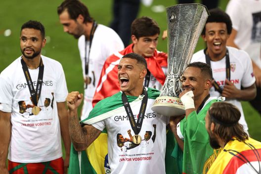 Diego Carlos con l'Europa League Diego Carlos con l'Europa League