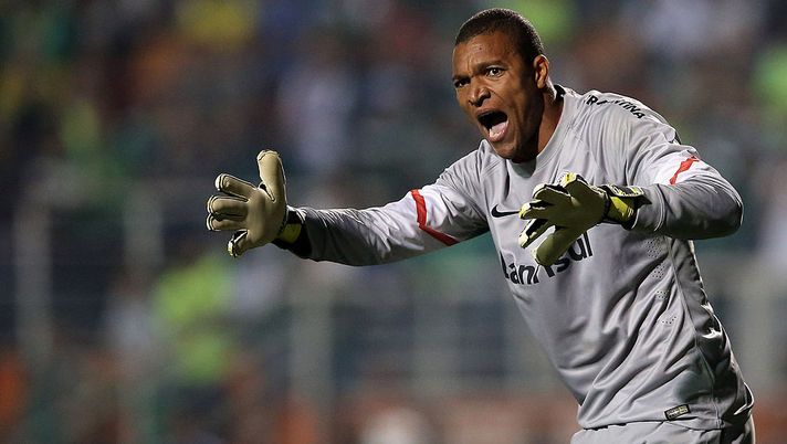 SAO PAULO, BRAZIL - AUGUST 30: Dida of Internacional gives advise during the match between Palmeiras and Internacional for the Brazilian Series A 2014 at Estadio do Pacaembu on August 30, 2014 in Sao Paulo, Brazil. (Photo by Friedemann Vogel/Getty Images) SAO PAULO, BRAZIL - AUGUST 30: Dida of Internacional gives advise during the match between Palmeiras and Internacional for the Brazilian Series A 2014 at Estadio do Pacaembu on August 30, 2014 in Sao Paulo, Brazil. (Photo by Friedemann Vogel/Getty Images)