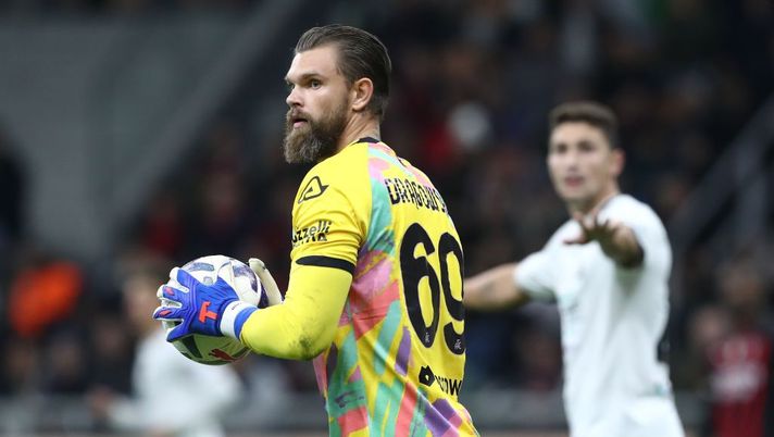 MILAN, ITALY - NOVEMBER 05: Bartlomiej Dragowski of Spezia Calcio looks on during the Serie A match between AC Milan and Spezia Calcio at Stadio Giuseppe Meazza on November 05, 2022 in Milan, Italy. (Photo by Marco Luzzani/Getty Images) Spezia, attesa per gli esami di Dragowski. Le novità su Holm, Bastoni e Zurkowski - immagine 1
