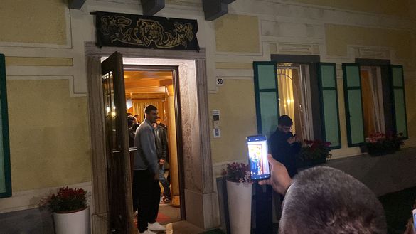 Alessio Romagnoli saluta i tifosi dall'ingresso principale Arrivo Alessio Romagnoli in albergo ad Auronzo