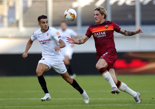 DUISBURG, GERMANY - AUGUST 06: Sergio Reguilon of Sevilla and Nicolo Zaniolo of Roma battle for possession during the UEFA Europa League round of 16 single-leg match between Sevilla FC and AS Roma at MSV Arena on August 06, 2020 in Duisburg, Germany. (Photo by Friedemann Vogel/Pool via Getty Images) Atletico, ecco Reguilón: “Capisco i tifosi, ma sono qui per giocare a calcio. Gol al Real? Non so se esulto” - immagine 1