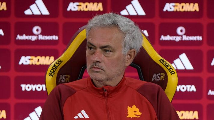 ROME, ITALY - DECEMBER 09: AS Roma coach Josè Mourinho during a press conference at Centro Sportivo Fulvio Bernardini on December 09, 2023 in Rome, Italy. (Photo by Luciano Rossi/AS Roma via Getty Images) Mourinho: “Dubbio Paredes, le ultime su Smalling! Pellegrini, Mancini, Sanches, Huijsen…” - immagine 1