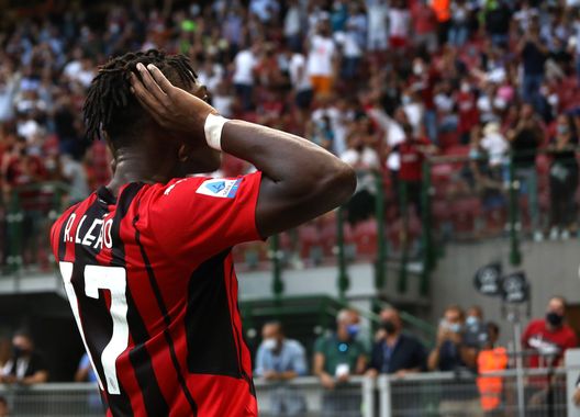 Leao festeggia sotto la curva rossonera. Leao festeggia sotto la curva rossonera.