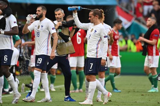 BUDAPEST, HUNGARY - JUNE 19: Antoine Griezmann of France pours water on his head during the drinks break in the UEFA Euro 2020 Championship Group F match between Hungary and France at Puskas Arena on June 19, 2021 in Budapest, Hungary. (Photo by Tibor Illyes - Pool/Getty Images) BUDAPEST, HUNGARY - JUNE 19: Antoine Griezmann of France pours water on his head during the drinks break in the UEFA Euro 2020 Championship Group F match between Hungary and France at Puskas Arena on June 19, 2021 in Budapest, Hungary. (Photo by Tibor Illyes - Pool/Getty Images)