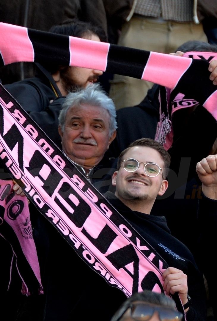 FOTOTIFO Palermo-Como 3-0, gli scatti ai tifosi al “Renzo Barbera” (GALLERY) - immagine 40