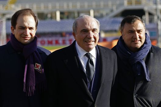 FLORENCE, ITALY - JANUARY 13: Rocco Commisso (C) president of ACF Fiorentina and Joseph Commisso (L) anf Joe Barone ahead of the Coppa Italia match between ACF Fiorentina and FC Internazionale at Artemio Franchi on January 13, 2021 in Florence, Italy. Sporting stadiums around Italy remain under strict restrictions due to the Coronavirus Pandemic as Government social distancing laws prohibit fans inside venues resulting in games being played behind closed doors. (Photo by Gabriele Maltinti/Getty Images) Clamoroso, la Fiorentina è in vendita? La “bomba” di calciomercato.com- immagine 2