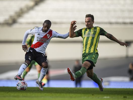 BUENOS AIRES, ARGENTINA - MAY 09: Nicolas De La Cruz of River Plate fights for the ball with Gaston Gil Romero of Aldosivi during a match between River Plate and Aldosivi as part of Copa de la Liga Profesional 2021 at Estadio Monumental Antonio Vespucio Liberti on May 9, 2021 in Buenos Aires, Argentina. (Photo by Marcelo Endelli/Getty Images) BUENOS AIRES, ARGENTINA - MAY 09: Nicolas De La Cruz of River Plate fights for the ball with Gaston Gil Romero of Aldosivi during a match between River Plate and Aldosivi as part of Copa de la Liga Profesional 2021 at Estadio Monumental Antonio Vespucio Liberti on May 9, 2021 in Buenos Aires, Argentina. (Photo by Marcelo Endelli/Getty Images)