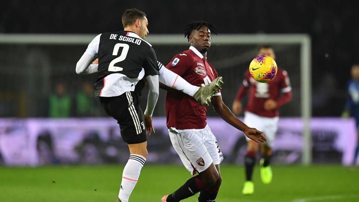 TURIN, ITALY - NOVEMBER 02:  Soualiho Meite (R) of Torino FC is challenged by Mattia De Sciglio of Juventus during the Serie A match between Torino FC and Juventus at Stadio Olimpico di Torino on November 2, 2019 in Turin, Italy.  (Photo by Valerio Pennicino/Getty Images) 