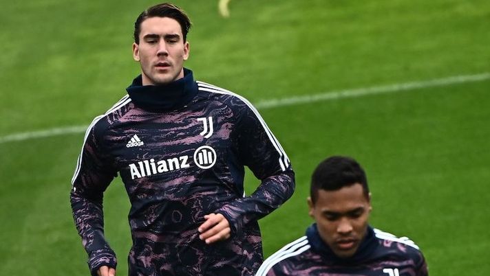 Juventus Serbian forward Dusan Vlahovic (L) takes part in a training session on the eve of the UEFA Champions League football match against Maccabi Haifa at JTC Continassa in Turin on October 10, 2022. (Photo by MARCO BERTORELLO / AFP) (Photo by MARCO BERTORELLO/AFP via Getty Images) Juve-Lazio, il Corriere: “Vlahovic è in forte dubbio. Immobile, c’è il verdetto” - immagine 1