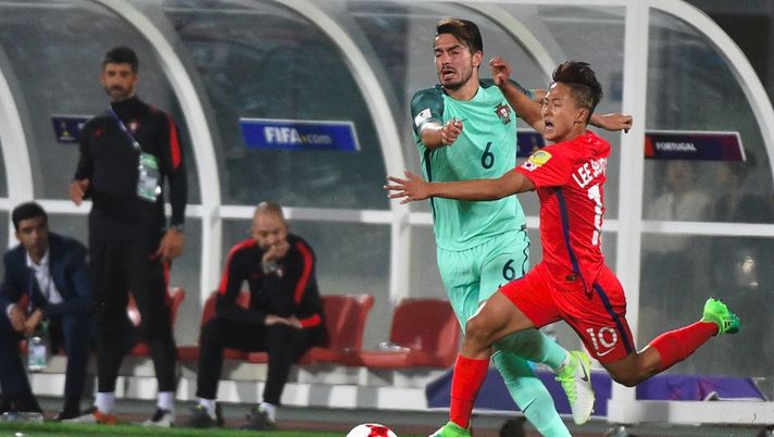 Portugal's Pepe (2R) fights for the ball with South Korea's Lee Seung-Woo during the FIFA Under 20 World Cup round of 16 football match in Cheonan on May 30, 2017. / AFP PHOTO / KIM DOO-HO (Photo credit should read KIM DOO-HO/AFP/Getty Images) Portugal's Pepe (2R) fights for the ball with South Korea's Lee Seung-Woo during the FIFA Under 20 World Cup round of 16 football match in Cheonan on May 30, 2017. / AFP PHOTO / KIM DOO-HO (Photo credit should read KIM DOO-HO/AFP/Getty Images)