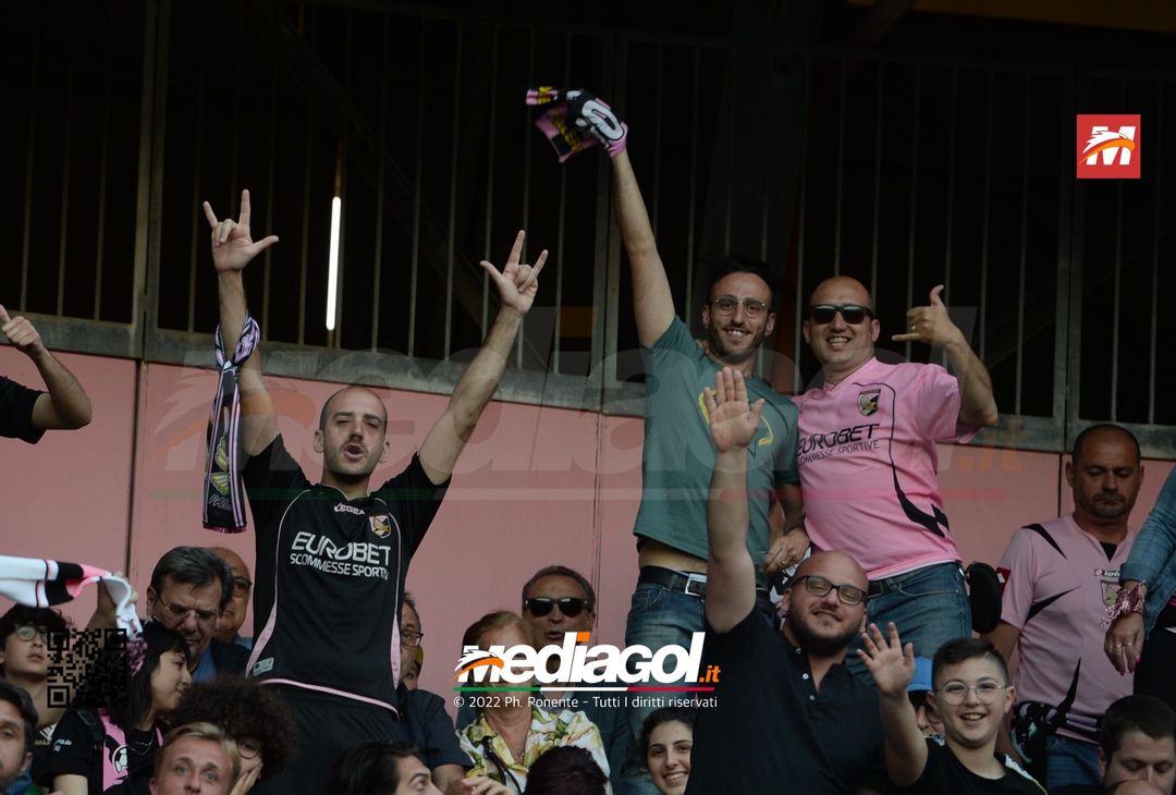 Fototifo, i tifosi allo stadio per Palermo-Feralpisaló 1-0 (gallery) - immagine 101