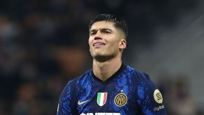 MILAN, ITALY - DECEMBER 01: Joaquin Correa of FC Internazionale reacts during the Serie A match between FC Internazionale v Spezia Calcio at Stadio Giuseppe Meazza on December 01, 2021 in Milan, Italy. (Photo by Marco Luzzani/Getty Images) Inter, la Gazzetta: “Correa e non solo: da Gosens a de Vrij, chi se la gioca per l’Hellas” - immagine 1