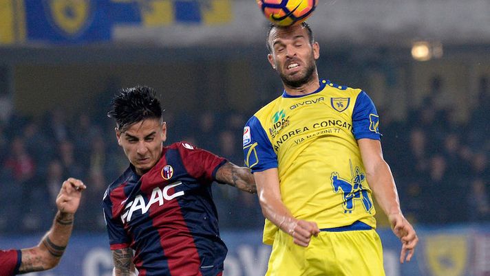 VERONA, ITALY - OCTOBER 26: Riccardo Meggiorini (R) of AC ChievoVerona battles for an aerial ball with Erikck Pulgar of Bologna FC during the Serie A match between AC ChievoVerona and Bologna FC at Stadio Marc'Antonio Bentegodi on October 26, 2016 in Verona, Italy. (Photo by Dino Panato/Getty Images) CHIEVO – Meggiorini non al meglio, Inglese scalpita! Novità sulla trequarti - immagine 1