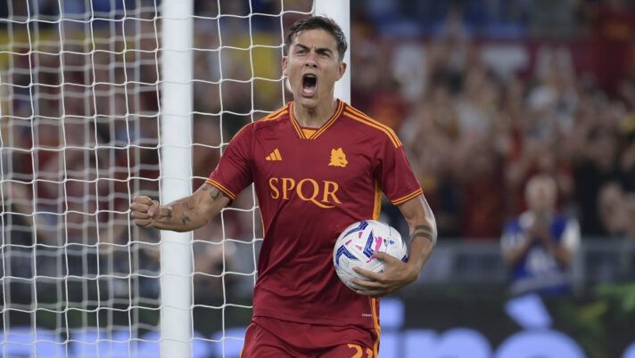 ROME, ITALY - SEPTEMBER 17: AS Roma player Paulo Dybala celebrates during the Serie A TIM match between AS Roma and Empoli FC at Stadio Olimpico on September 17, 2023 in Rome, Italy. (Photo by Luciano Rossi/AS Roma via Getty Images) Roma e Fiorentina, le formazioni ufficiali: la scelta su Christensen, Beltran, Dybala, Aouar e Sanches - immagine 1