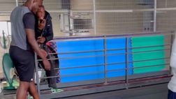 VIDEO / Balotelli sfidato a canestro: “Ce la faccio o no, secondo voi?”