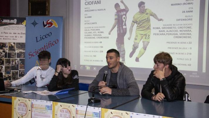 Al liceo Aselli di Cremona, calciatori e studenti contro il bullismo Al liceo Aselli di Cremona, calciatori e studenti contro il bullismo