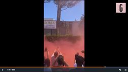 VIDEO Roma, lo Special One si affaccia a Trigoria: tifosi in delirio per Mourinho