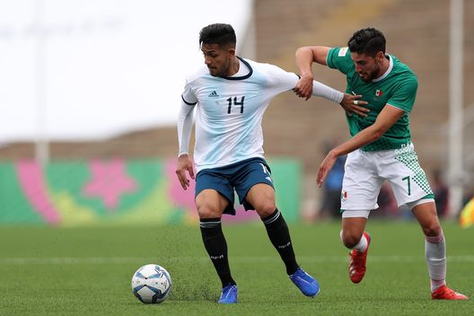 LIMA, PERU - AUGUST 01: Facundo Medina of Argentina fights for the ball with Paolo Martin Del Campo of Mexico during Men´s football First Round Group A match between Mexico and Argentina on Day 6 of Lima 2019 Pan American Games at San Marcos stadium on August 01, 2019 in Lima, Peru. (Photo by Buda Mendes/Getty Images) Burdisso osserva il Lens e punta un difensore: il nome- immagine 2