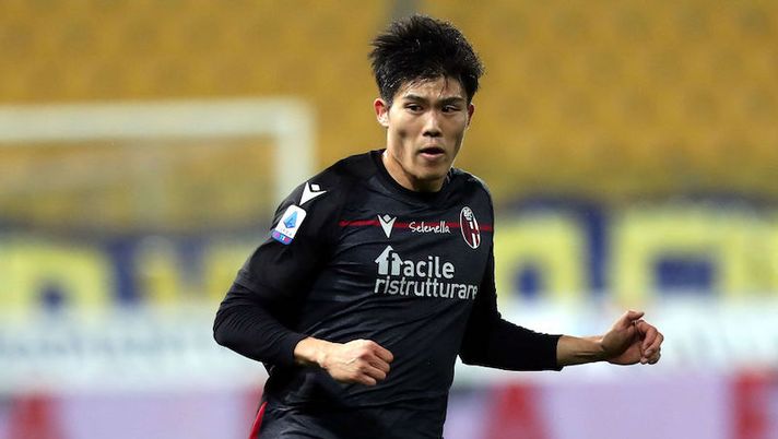 PARMA, ITALY - FEBRUARY 07: Takehiro Tomiyasu of Bologna FC in action during the Serie A match between Parma Calcio and Bologna FC at Stadio Ennio Tardini on February 7, 2021 in Parma, Italy. (Photo by Gabriele Maltinti/Getty Images) INFORTUNI – Stop Torregrossa e Tomiyasu! Quando tornano i sei assenti della Juve- immagine 1