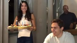 VIDEO / Che festa per i 24 anni di Chiesa: la sorpresa della fidanzata