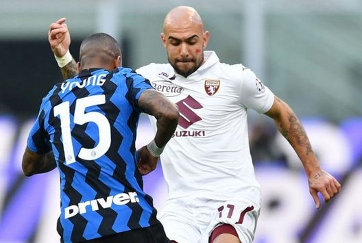 MILAN, ITALY - NOVEMBER 22: Simone Zaza of Torino battles for possession with Ashley Young of Inter Milan during the Serie A match between FC Internazionale and Torino FC at Stadio Giuseppe Meazza on November 22, 2020 in Milan, Italy. Sporting stadiums around Italy remain under strict restrictions due to the Coronavirus Pandemic as Government social distancing laws prohibit fans inside venues resulting in games being played behind closed doors. (Photo by Valerio Pennicino/Getty Images) MILAN, ITALY - NOVEMBER 22: Simone Zaza of Torino battles for possession with Ashley Young of Inter Milan during the Serie A match between FC Internazionale and Torino FC at Stadio Giuseppe Meazza on November 22, 2020 in Milan, Italy. Sporting stadiums around Italy remain under strict restrictions due to the Coronavirus Pandemic as Government social distancing laws prohibit fans inside venues resulting in games being played behind closed doors. (Photo by Valerio Pennicino/Getty Images)