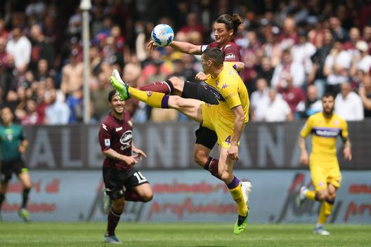 SALERNO, ITALY - APRIL 24: Milan Djuric of US Salernitana vies with Nikola Milenkovic of ACF Fiorentina during the Serie A match between US Salernitana and ACF Fiorentina at Stadio Arechi on April 24, 2022 in Salerno, Italy. (Photo by Francesco Pecoraro/Getty Images) Djuric, la Salernitana tentenna: ACF osserva con interesse- immagine 2