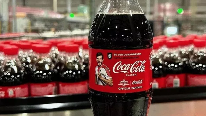 Trattativa tra Napoli e Coca-Cola per le bottigline con il volto di Kvaratskhelia - immagine 1