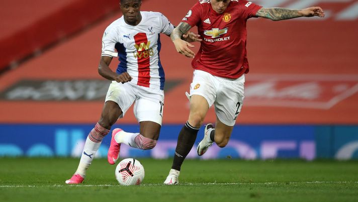 MANCHESTER, ENGLAND - SEPTEMBER 19: Wilfried Zaha of Crystal Palace battles for possession with Victor Lindelof of Manchester United during the Premier League match between Manchester United and Crystal Palace at Old Trafford on September 19, 2020 in Manchester, England. (Photo by Martin Rickett - Pool/Getty Images) MANCHESTER, ENGLAND - SEPTEMBER 19: Wilfried Zaha of Crystal Palace battles for possession with Victor Lindelof of Manchester United during the Premier League match between Manchester United and Crystal Palace at Old Trafford on September 19, 2020 in Manchester, England. (Photo by Martin Rickett - Pool/Getty Images)