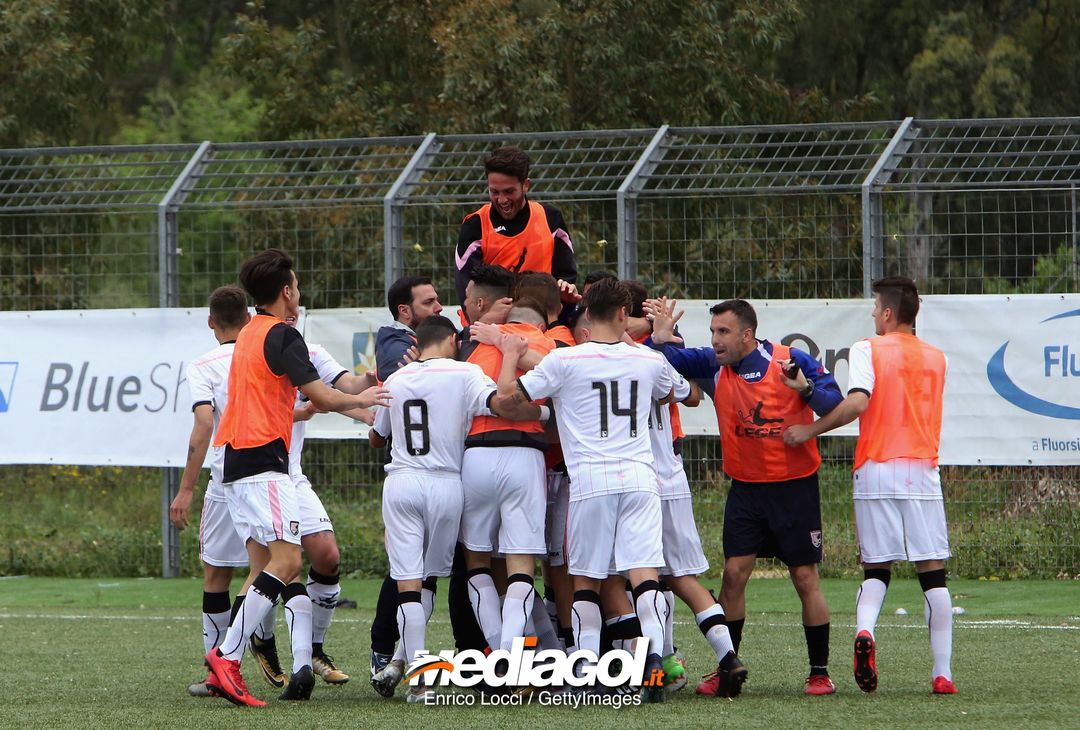  CAGLIARI, ITALY - MAY 05: Simone Santoro of Palermo U19 celebrates with the team-mates his goal 1-1 during the Primavera 1 match between Cagliari Calcio U19 and US Citta di Palermo U19 at Stadio Renato Raccis on May 5, 2018 (Photo by Enrico Locci/Getty Images) 