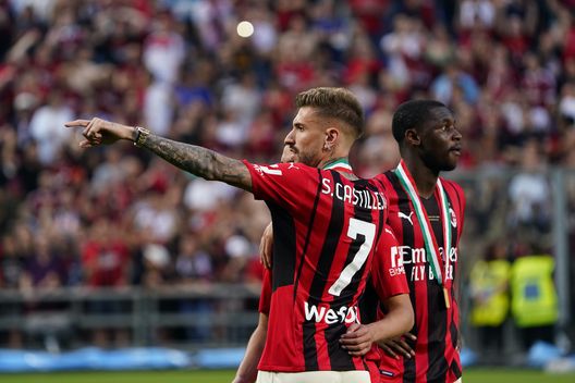 Samu Castillejo e Fodé Ballo-Touré (giocatori AC Milan) al termine di Sassuolo-Milan 0-3 (Serie A 2021-2022) | News (Getty Images) Castillejo Ballo-Touré AC Milan Sassuolo-Milan 0-3 Serie A 2021-2022