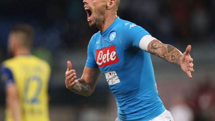 Napoli's Slovak midfielder Marek Hamsik celebrates after scoring during the Italian Serie A football match SSC Napoli vs AC Chievo Verona on September 24 2016 at the San Paolo stadium in Naples. / AFP / CARLO HERMANN (Photo credit should read CARLO HERMANN/AFP/Getty Images) Hamsik e altri sei per due posti: tutte le ipotesi per il centrocampo del Napoli in ottica fanta - immagine 1