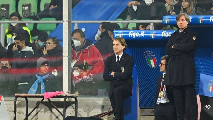 PALERMO, ITALY - MARCH 24: Roberto Mancini, Head Coach of Italy looks on during the 2022 FIFA World Cup Qualifier knockout round play-off match between Italy and North Macedonia at Stadio Renzo Barbera on March 24, 2022 in Palermo, Italy. (Photo by Tullio M. Puglia/Getty Images) Francesco Repice: “Ho visto Mancini a pezzi. Chiellini mi ha svelato il suo futuro” - immagine 1