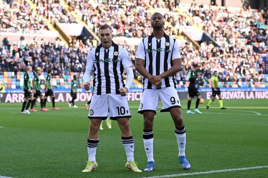 UDINE, ITALY - NOVEMBER 07: Gerard Deulofeu of Udinese Calcio celebrates with Beto after scoring the opening goal during the Serie A match between Udinese Calcio v US Sassuolo at Dacia Arena on November 07, 2021 in Udine, Italy. (Photo by Alessandro Sabattini/Getty Images) UDINE, ITALY - NOVEMBER 07: Gerard Deulofeu of Udinese Calcio celebrates with Beto after scoring the opening goal during the Serie A match between Udinese Calcio v US Sassuolo at Dacia Arena on November 07, 2021 in Udine, Italy. (Photo by Alessandro Sabattini/Getty Images)