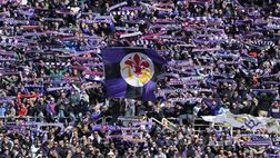 Fiorentina, i tifosi viola festeggiano la squadra dopo la vittoria con la Roma
