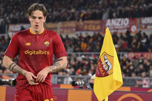 ROME, ITALY - JANUARY 12: AS Roma player Nicolò Zaniolo during the Coppa Italia match between AS Roma and Genoa CFC at Stadio Olimpico on January 12, 2023 in Rome, Italy. (Photo by Fabio Rossi/AS Roma via Getty Images) Nuovo compagno per Torreira? È uno scontento della Serie A- immagine 2