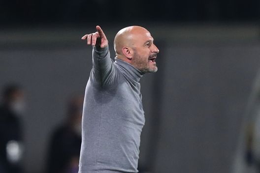 FLORENCE, ITALY - FEBRUARY 06: Vincenzo Italiano manager of ACF Fiorentina shouts instructions to his players during the Serie A match between ACF Fiorentina and SS Lazio at Stadio Artemio Franchi on February 6, 2022 in Florence, Italy. (Photo by Gabriele Maltinti/Getty Images) FLORENCE, ITALY - FEBRUARY 06: Vincenzo Italiano manager of ACF Fiorentina shouts instructions to his players during the Serie A match between ACF Fiorentina and SS Lazio at Stadio Artemio Franchi on February 6, 2022 in Florence, Italy. (Photo by Gabriele Maltinti/Getty Images)