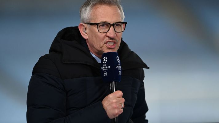 MANCHESTER, ENGLAND - MAY 04: TV presenter and Former footballer Gary Linker is seen presenting for BT Sport pitch side prior to the UEFA Champions League Semi Final Second Leg match between Manchester City and Paris Saint-Germain at Etihad Stadium on May 04, 2021 in Manchester, England. Sporting stadiums around the UK remain under strict restrictions due to the Coronavirus Pandemic as Government social distancing laws prohibit fans inside venues resulting in games being played behind closed doors. (Photo by Laurence Griffiths/Getty Images) Primo “God Save The King” al the Oval, Lineker: “Peccato che il calcio non renda omaggio” - immagine 1