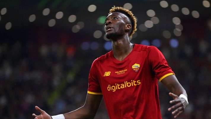 Premier all’assalto di Abraham, ma l’attaccante resta alla Roma - immagine 1