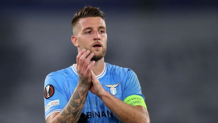 ROME, ITALY - OCTOBER 27: Sergej Milinkovic-Savic of SS Lazio acknowledges the fans following the UEFA Europa League group F match between SS Lazio and FC Midtjylland at Stadio Olimpico on October 27, 2022 in Rome, Italy. (Photo by Paolo Bruno/Getty Images) Juve, la Gazzetta: “Milinkovic è già in cima alla lista. Rabiot, c’è in ballo il contratto” - immagine 1